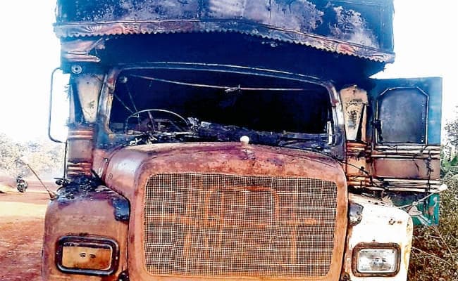 लोहरदगा : ....जब हथियारबंद अज्ञात अपराधियों ने दिखाया तांडव, चार ट्रक को किया आग के हवाले