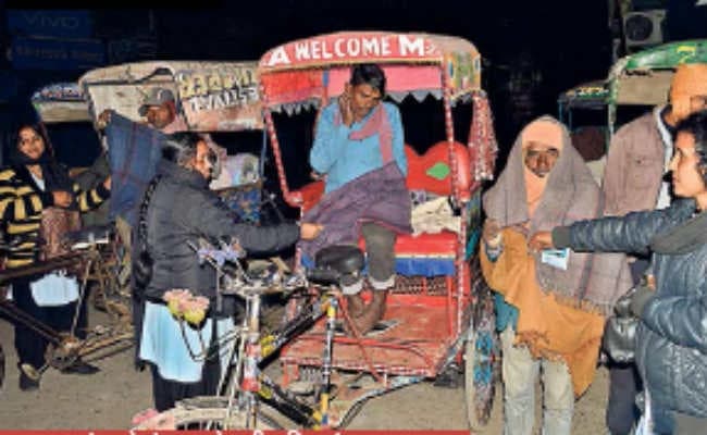 प्रभात खबर का कंबल वितरण अभियान जारी, जुड़ रहे लोग