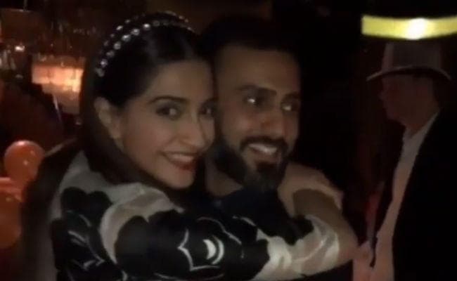 पेरिस में ब्वॉयफ्रेंड संग डांस करती दिखीं सोनम कपूर, VIDEO VIRAL