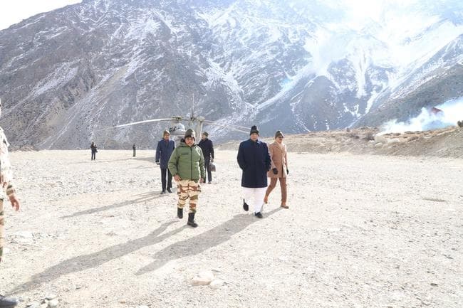 IN PICS: गृहमंत्री राजनाथ सिंह नेलांग पहुंचे, वीरों के साथ मनाया नया साल