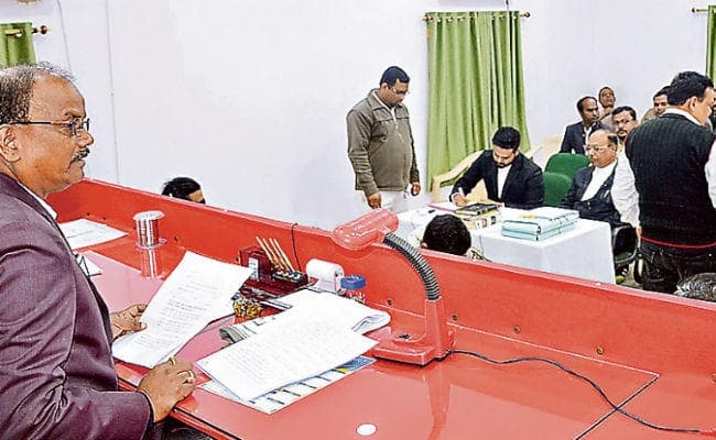 झारखंड : आलोक चौरसिया के तीन में से एक गवाह पहुंचा, स्पीकर नाराज झारखंड : आलोक चौरसिया के तीन में से एक गवाह पहुंचा, स्पीकर नाराज
