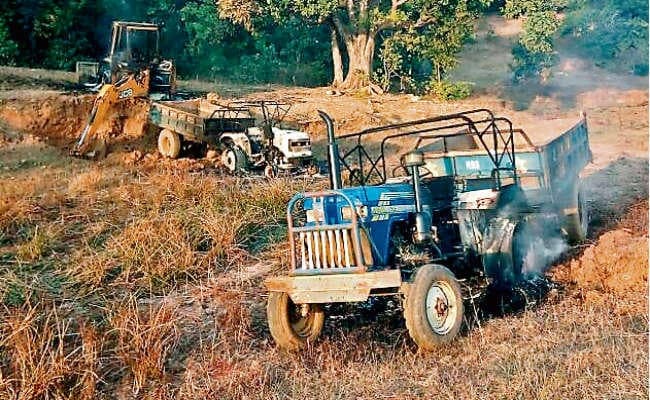 झारखंड : माओवादियों ने दिन-दहाड़े फूंके चार ट्रैक्टर व जेसीबी