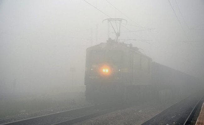 Cold wave के प्रकोप से थरथरा रहा नॉर्थ इंडिया, फॉग की वजह से थमे ट्रेनों के पहिये