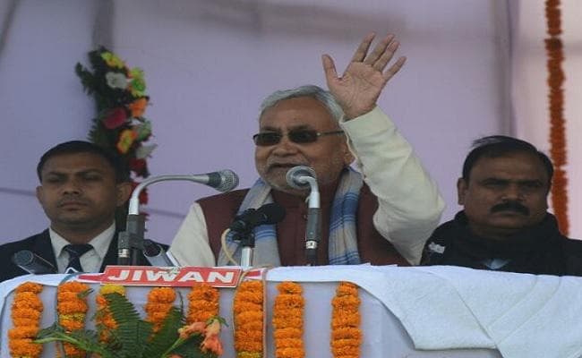 हम पटना से शासन नहीं चलाते, जनता के बीच जाकर उनकी परेशानियों को समझते हैं : नीतीश हम पटना से शासन नहीं चलाते, जनता के बीच जाकर उनकी परेशानियों को समझते हैं : नीतीश