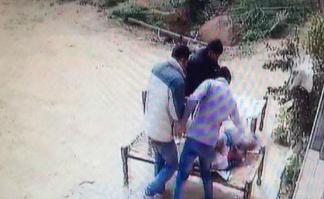 मेरठ : बेटे की हत्या के बाद मां के सीने में उतार दी 9 गोलियां, सीसीटीवी में कैद हुए बदमाश