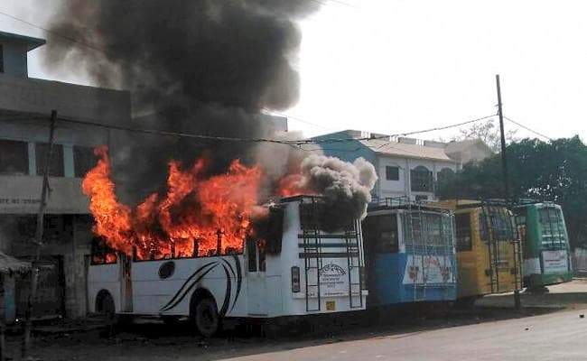 VIDEO : उत्तर प्रदेश के कासगंज में तीसरे दिन भी हिंसा जारी, आगजनी-लूटपाट के बाद कर्फ्यू, रैफ ने किया फ्लैग मार्च