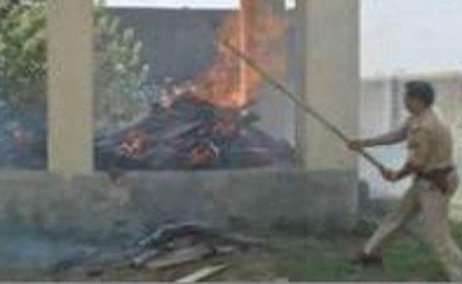 श्मशान घाट पर मांगा 1.5 लाख, नहीं देने पर कोरोना संक्रमित अधिकारी के शव के साथ लौटाया