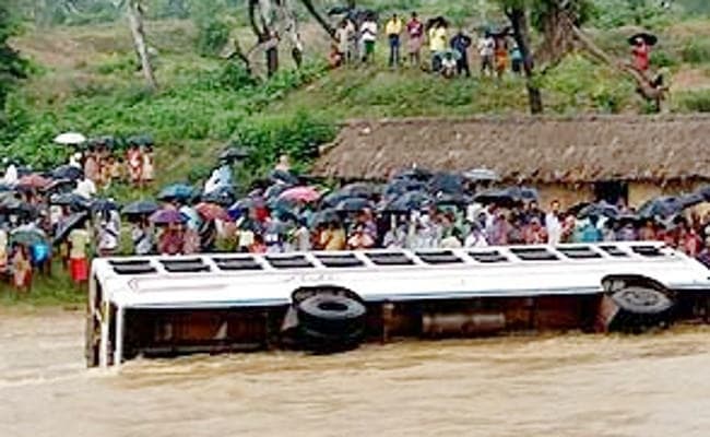 पश्चिम बंगाल : नदिया के शिकारपुर से मालदा जा रही बस मुर्शिदाबाद में नहर में गिरी, एक व्यक्ति की मौत