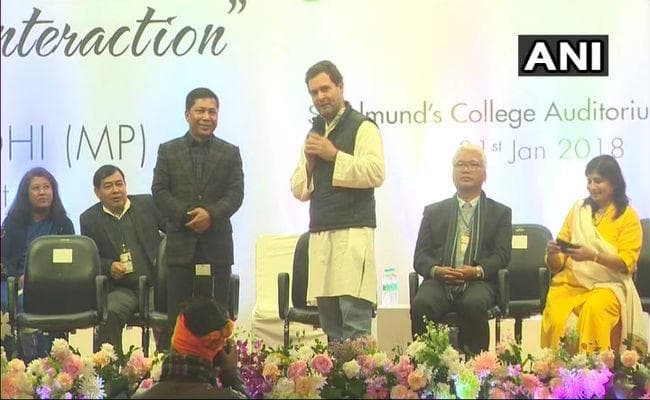 महात्मा गांधी के दायें-बायें महिलाएं होती थीं, भागवत अकेले या पुरुषों से घिरे होते हैं : राहुल गांधी