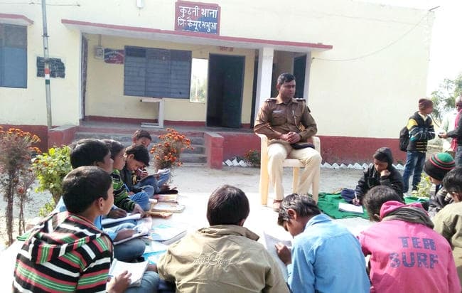सराहनीय : थाना परिसर में ही गरीब बच्चों की ''क्लास'' लगाते हैं थानेदार दिवाकर