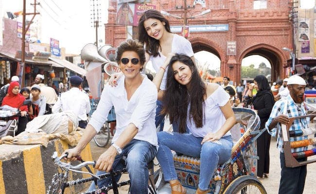 शाहरुख संग रिक्शे की सवारी करती दिखीं बॉलीवुड की ये दो सुंदरियां