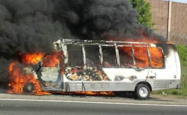 बंगाल में सड़क दुर्घटना में दो की मौत, क्रोधित भीड़ ने बस में लगायी आग