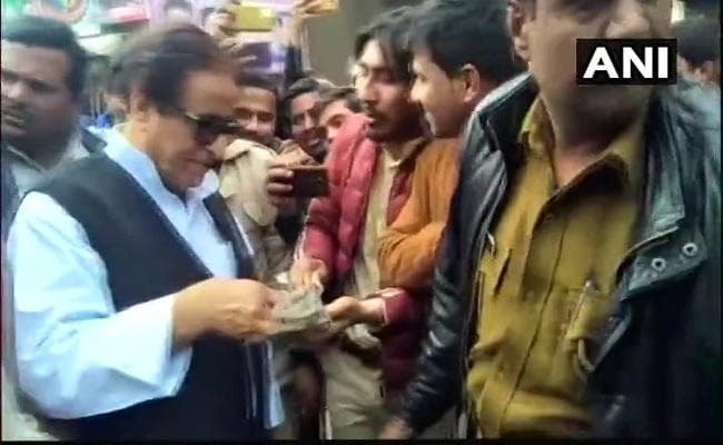 यूपी : रामपुर में सपा के दिग्गज नेता आजम खान की मौजूदगी में ''पकौड़ा प्रोटेस्ट''