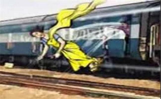 बंगाल : यात्री को चलती ट्रेन से फेंका
