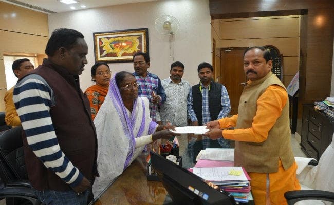 पूर्व सांसद सुनील महतो की मां ने सीएम रघुवर से की मुलाकात, हत्या की जांच NIA से कराने की मांग