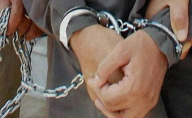 जूते में छिपाकर कैदियों तक पहुंचा रहा था गांजा व मोबाइल