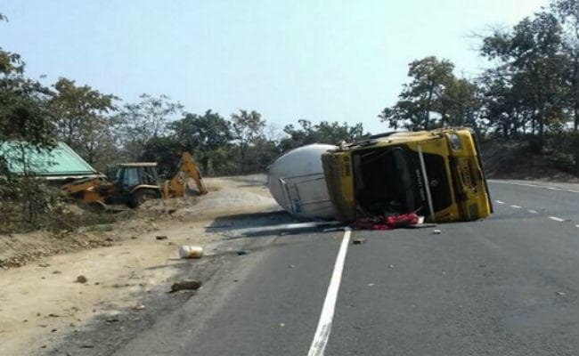 कोडरमा घाटी में LPG गैस टैंकर पलटा, तीन घायल