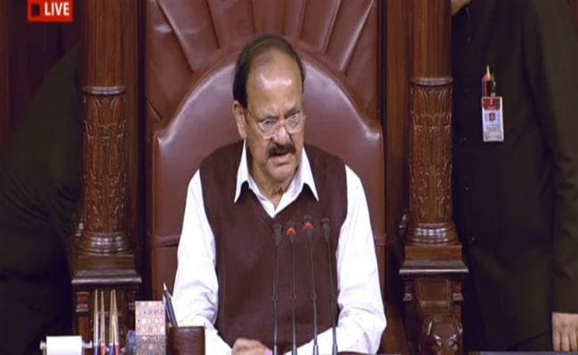 ...और पक्षपात का आरोप लगाने वाला विपक्ष वेंकैया नायडू के साथ हुआ खड़ा