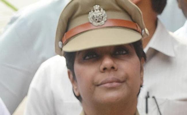 पूर्व आईपीएस अधिकारी के घर से सरकारी दस्तावेज, शराब की बोतलें मिलीं