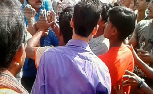 स्कूल में छात्रा से अश्लील हरकत शिक्षक को अभिभावकों ने पीटा