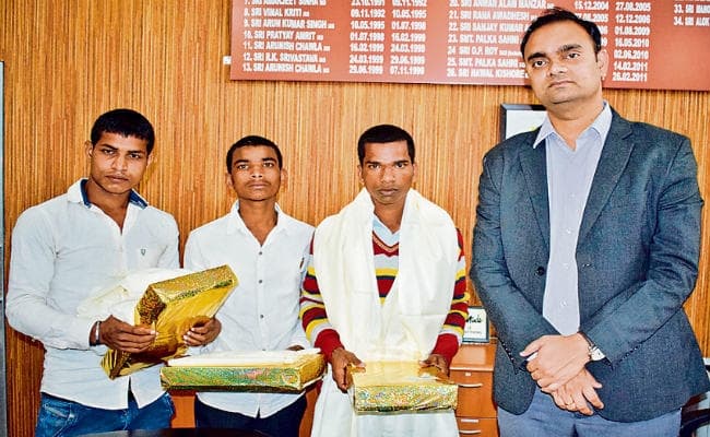 बिहार : ट्रेन हादसा रोकने वाले युवाओं को जब डीएम ने दिया सम्मान