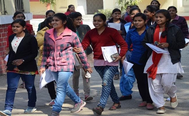 बिहार में पहली बार कोई शिक्षा मंत्री कर रहे हैं बोर्ड परीक्षा का निरीक्षण, कहा- नहीं चल रही नकल