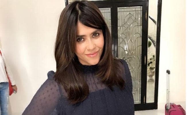 42 साल की एकता कपूर को मिल गया अपना वैलेंटाइन, हाथों में फूल लिये...