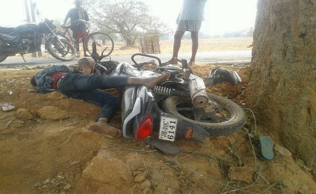 सिमडेगा : पेड़ से टकरायी बाइक, दो युवकों की मौत