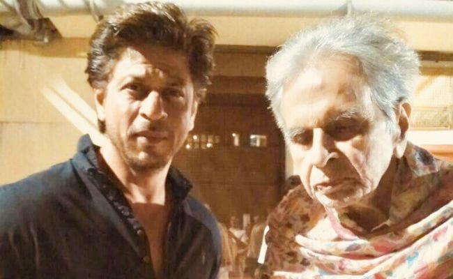 ‘ट्रेजेडी किंग'' दिलीप कुमार से मिले शाहरुख खान