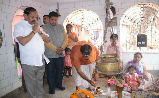 झारखंड में महाशिवरात्रि की धूम, सीएम ने शीतला मंदिर में की पूजा अर्चना