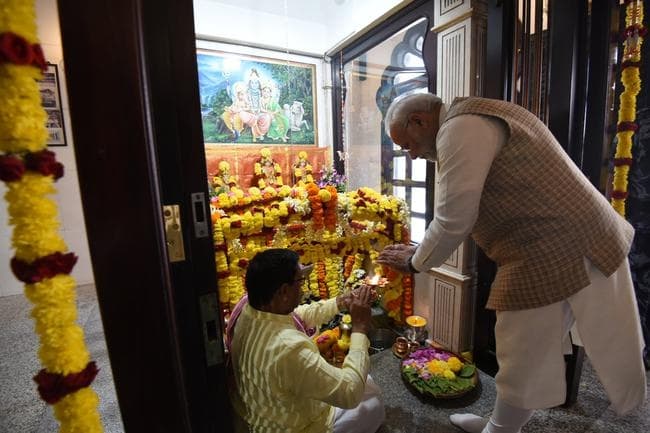 #Muscat: पीएम मोदी ने शिव मंदिर में किये दर्शन, सुल्तान कबूस मस्जिद भी गये
