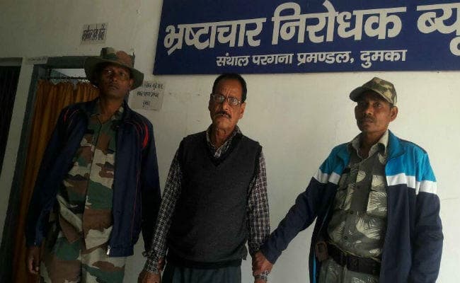 दुमका : ACB ने पंचायत सचिव को किया गिरफ्तार
