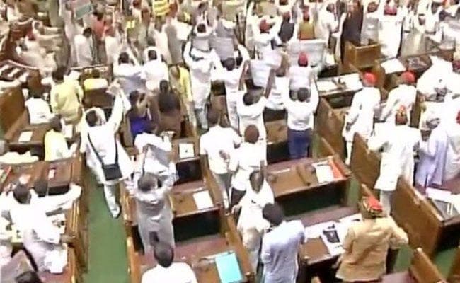 यूपी के बजट पर शुरू हुई राजनीति, विपक्ष ने बताया निराशाजनक