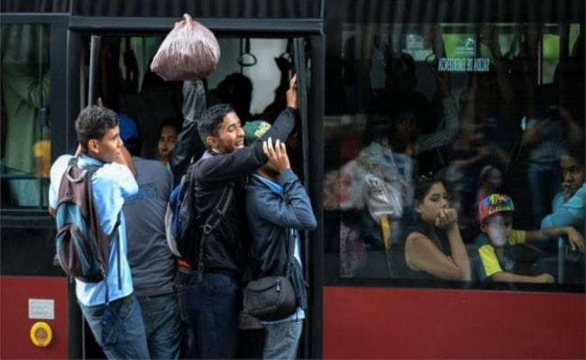 80 हजार में बिक रहा है एक लीटर दूध, देश छोड़ कर भाग रहे हैं लोग
