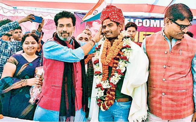 जग जीत घर लौटा अनुकूल, फूलों से हुआ भव्य स्वागत, अब आइपीएल में मचायेंगे धमाल