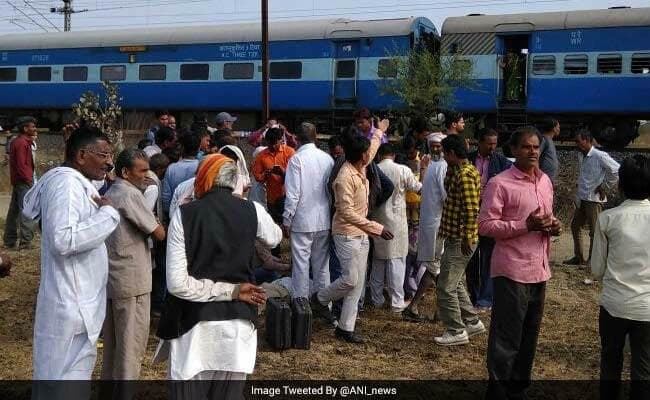 पैसेंजर ट्रेन का इंजन खराब, दैनिक यात्रियों ने जताया रोष