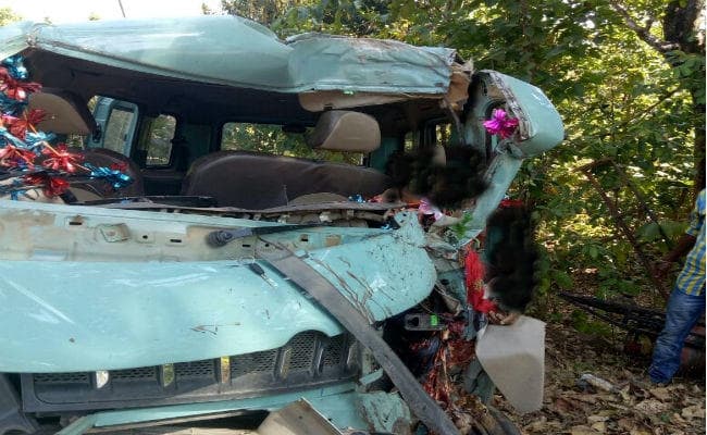 सिमडेगा : बानो के बांकी में वाहन पेड़ से टकरायी, 3 की मौत, 10 घायल