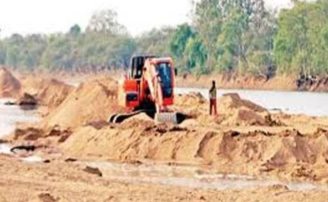 किस परिस्थितियों ने स्कूली बच्चों को बनाया ‘रेत का सौदागर’