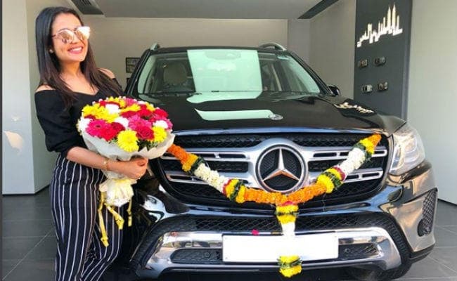 नयी कार को लेकर सुर्खियों में नेहा कक्कड़, कीमत जानकर हैरान रह जायेंगे आप
