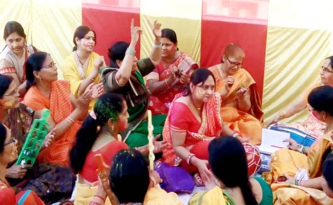 VIDEO : महिला विकास समिति ने आयोजित किया होली मिलन समारोह, पारंपरिक गीतों से महिलाओं ने बांधा समा, लगाये ठुमके