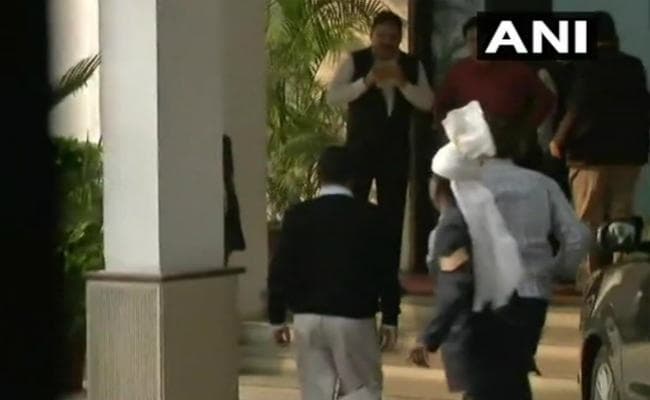 थप्पड़कांड से परेशान अरविंद केजरीवाल ने एलजी से की फरियाद, अफसरों को काम के लिए करें तैयार