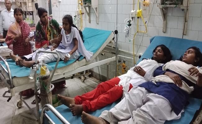 जमीन से निकली जहरीली रासायनिक गैस, अचानक बिगड़ने लगी स्कूली छात्राओं की हालत, फिर...