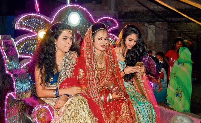 बिहार : ...जब बैंक में मैनेजर दुल्हन होकर रथ पर सवार, पहुंची दूल्हे के द्वार