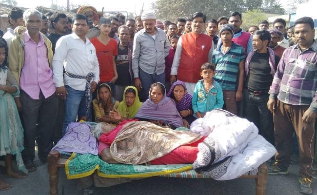पुलिस की छापामारी के दौरान महिला की मौत, शव के साथ लोगों ने गिरिडीह-देवघर मुख्य पथ को किया जाम