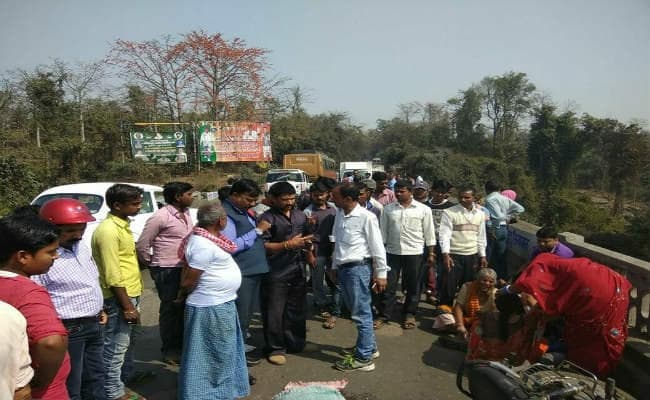 तेलमच्चों पुल पर सड़क हादसा, ट्रेलर की चपेट में आने से महिला की मौत