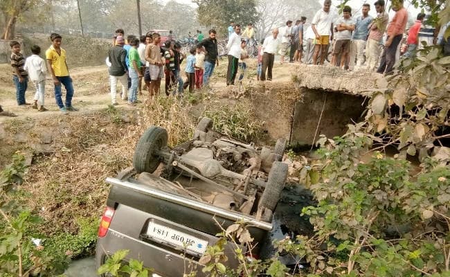 बोकारो में अनियंत्रित मारुति कार नाले में गिरी, दो घायल