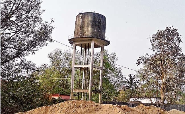 खूंटी : अड़की में विकास के दावे खोखले, 10 वर्षों से सूखी पड़ी है टंकी, पानी को तरस रहे लोग, ग्राम सभा ने उठाया बीड़ा