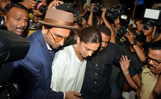 Sridevi : अनिल कपूर के घर पहुंचे रणवीर सिंह और दीपिका पादुकोण, ये सेलेब्स भी मौजूद, तसवीरें