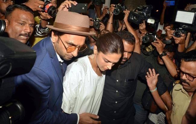 IN PICS: आज मुंबई पहुंचेगा श्रीदेवी का शव, अनिल कपूर के घर लगा सितारों का तांता