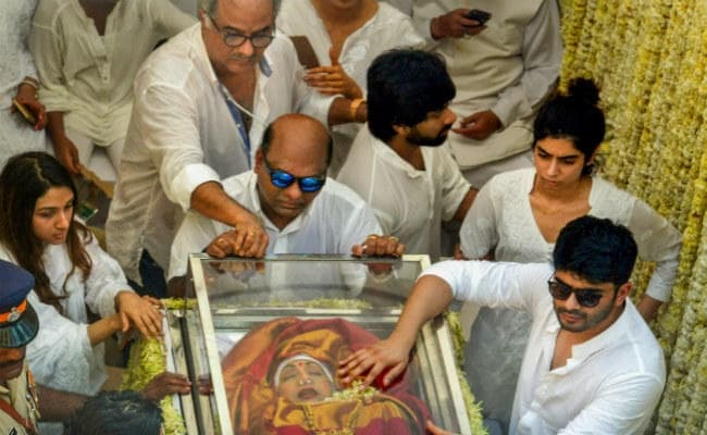 #Sridevifuneral : पंचतत्व में विलीन हुईं लेडी सुपरस्टार श्रीदेवी, पति बोनी कपूर ने दी मुखाग्नि